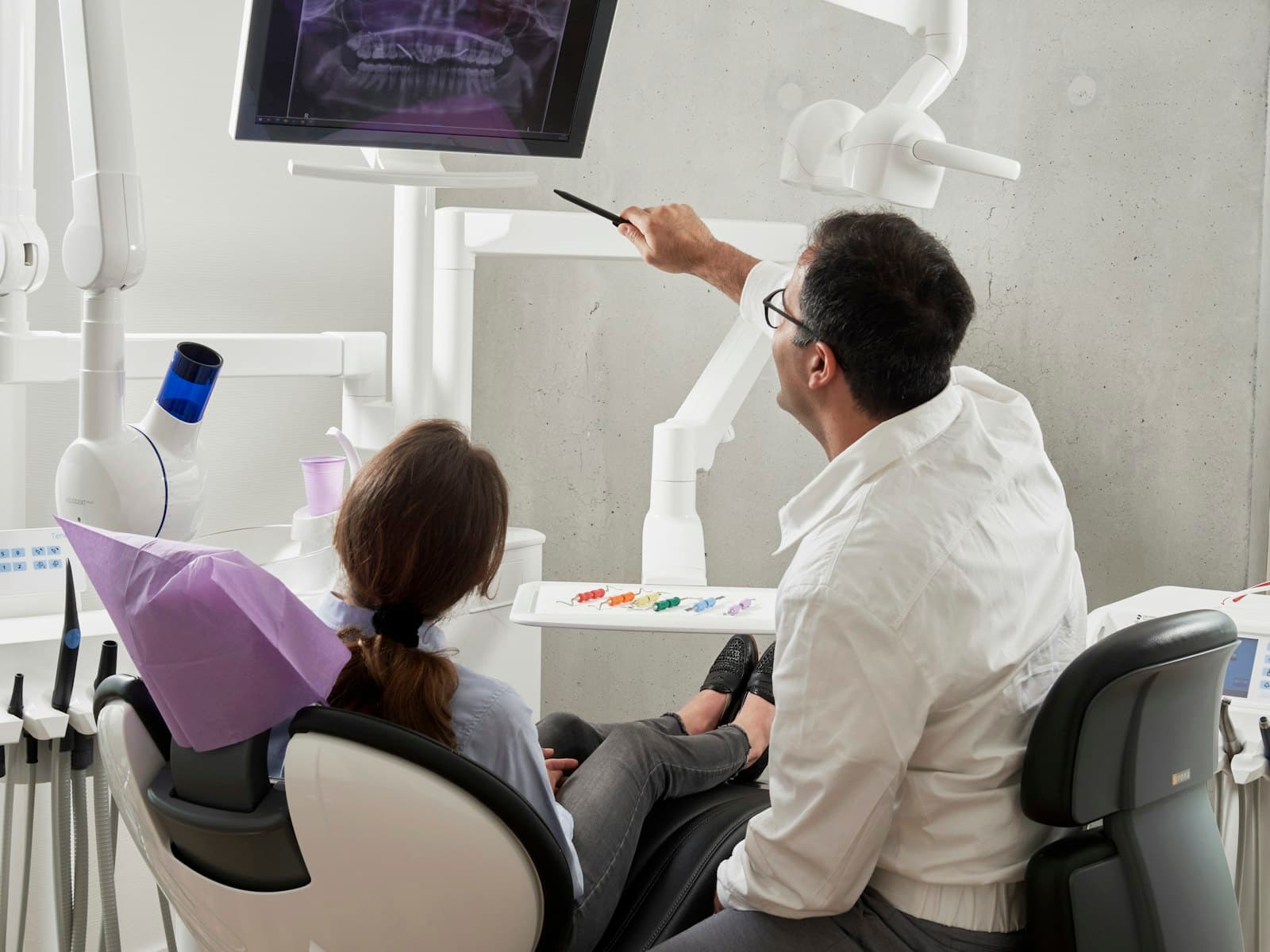 Concept photograph of a dentist reviewing imaging with a patient. Not Dr. Han or a Haven patient.
